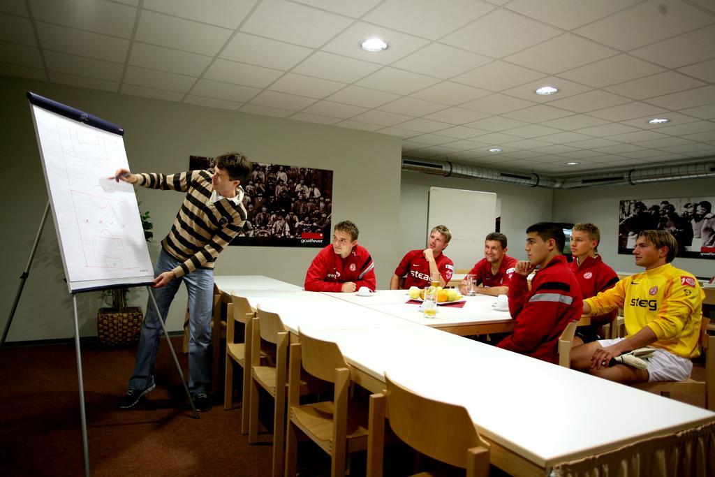 Goalfever Sports & Guesthouse Essen Luaran gambar